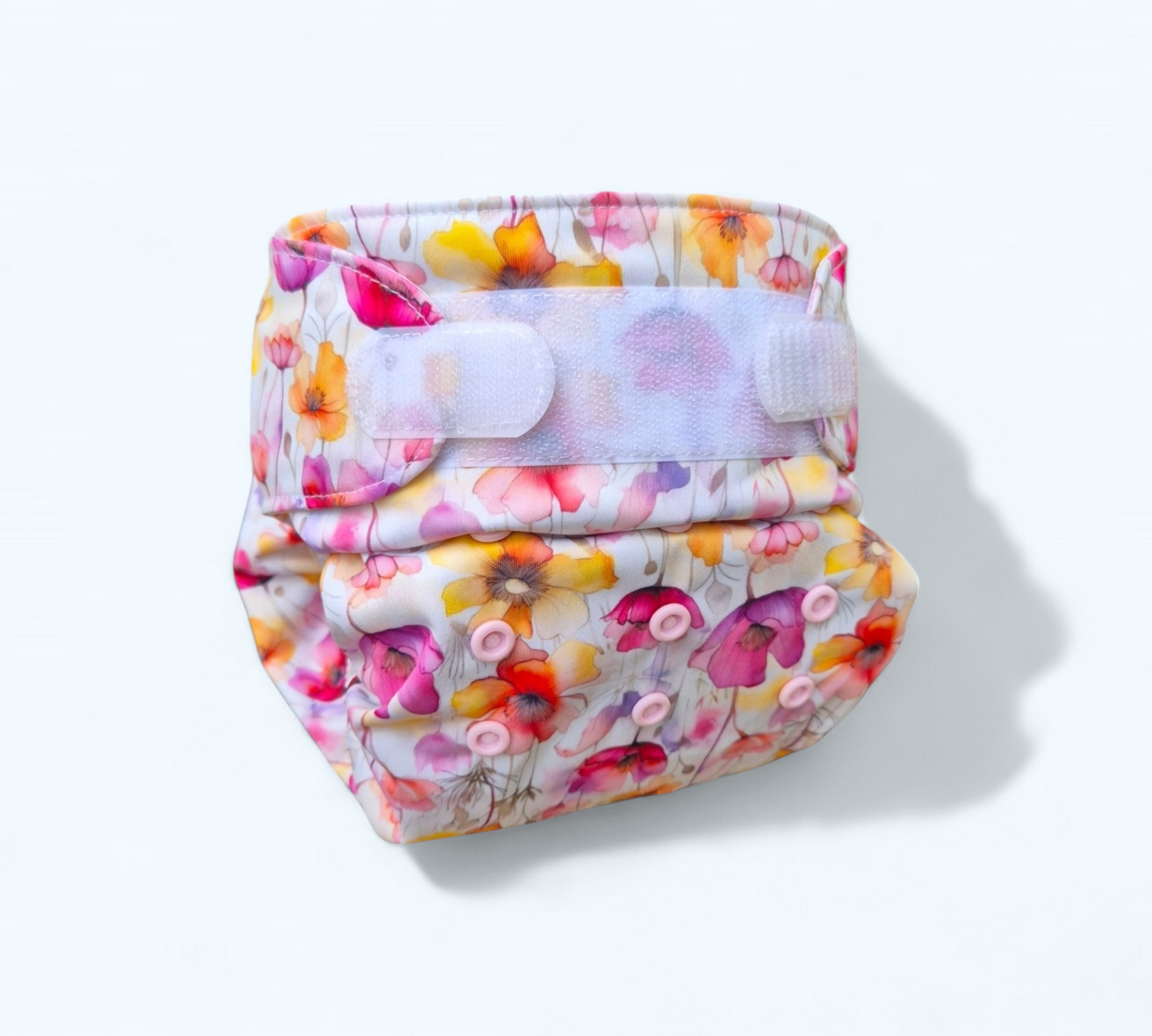 Éclat floral -   Découvrez la couche lavable Éclat Florale, alliant douceur, confort et protection anti-fuite. Design floral et pratique pour le bien-être de votre bébé.