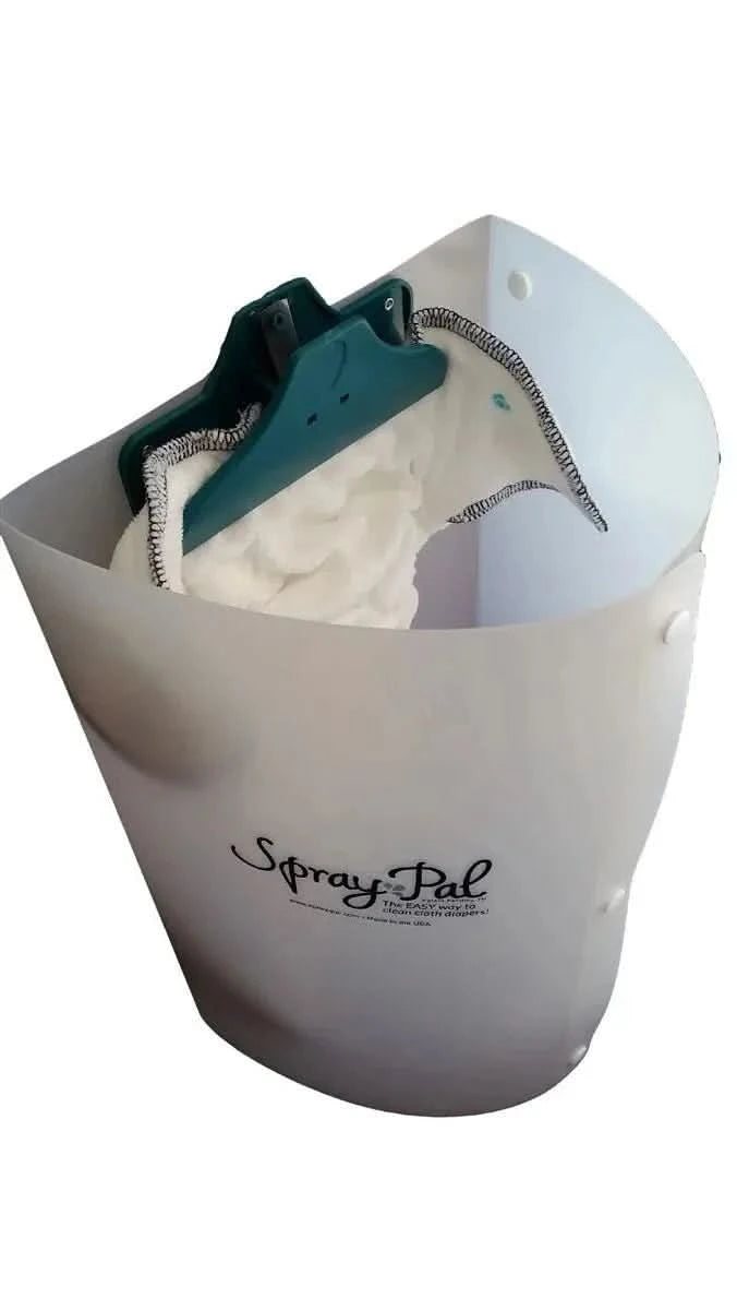 Spraypal bouclier -   Gardez vos couches lavables propres facilement avec le SprayPal ! Conçu pour éviter les éclaboussures, cet accessoire pratique vous aide à rincer les résidus sans désordre. Un indispensable pour simplifier l’entretien des couches lavables.